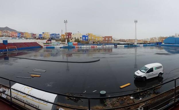 El estadio Miramar de Adra interrumpe su actividad para renovar el césped