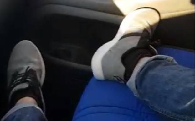 Se graba conduciendo con los pies en el asiento del copiloto en la A-7