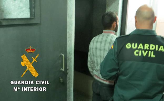 Roba una mochila a una chica, el novio lo persigue y le amenaza con un cuchillo