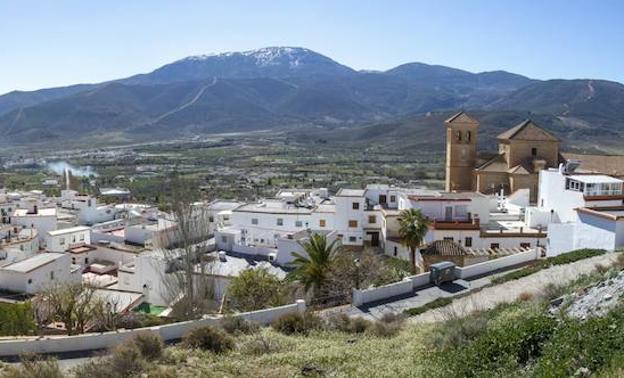Laujar guía al visitante con tres senderos urbanos