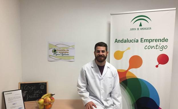 Un nutricionista instala su negocio en uno de los despachos de la Junta en Berja
