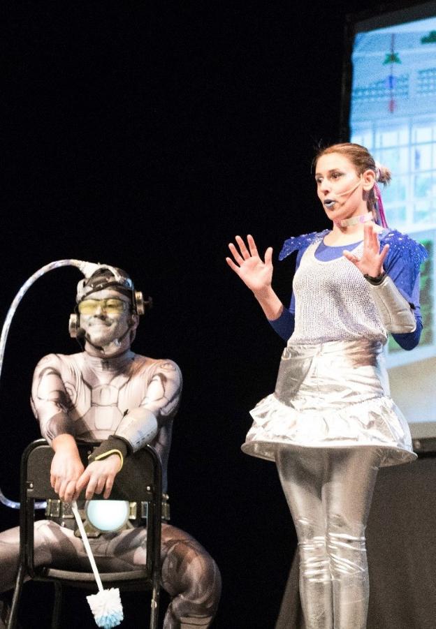 Más de un millar de escolares disfruta del teatro con 'La Escuela de la Galaxia'