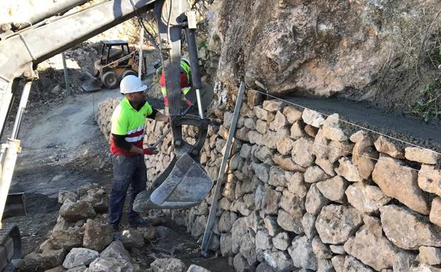 Diputación construye una calle en Alcolea y una escollera para protegerla