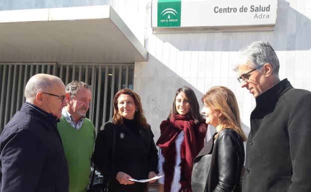 El PP denuncia en Adra la falta de personal que sufren los centros de salud de Andalucía