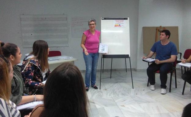 Cuatro de cada diez personas logran un empleo de la mano de Cruz Roja en Adra