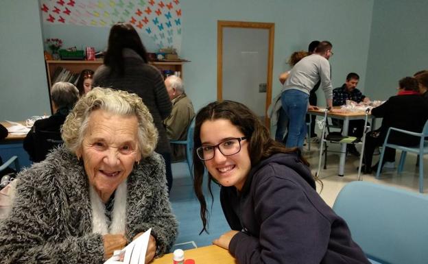 Estudiantes de Berja contagian su alegría de vivir a los mayores de la residencia