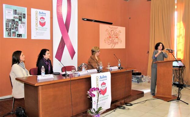 La rectora de la Universidad de Granada preside unas lecturas sobre mujer y trabajo en Adra