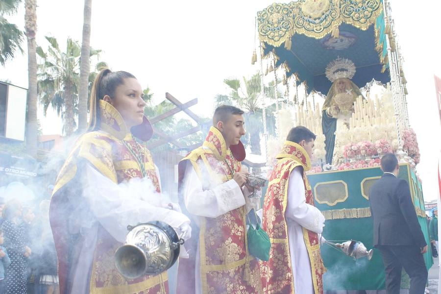 El cielo respeta la tercera salida en procesión de La Esperanza en Adra