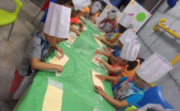 Talleres infantiles para conciliar familia y trabajo en Adra