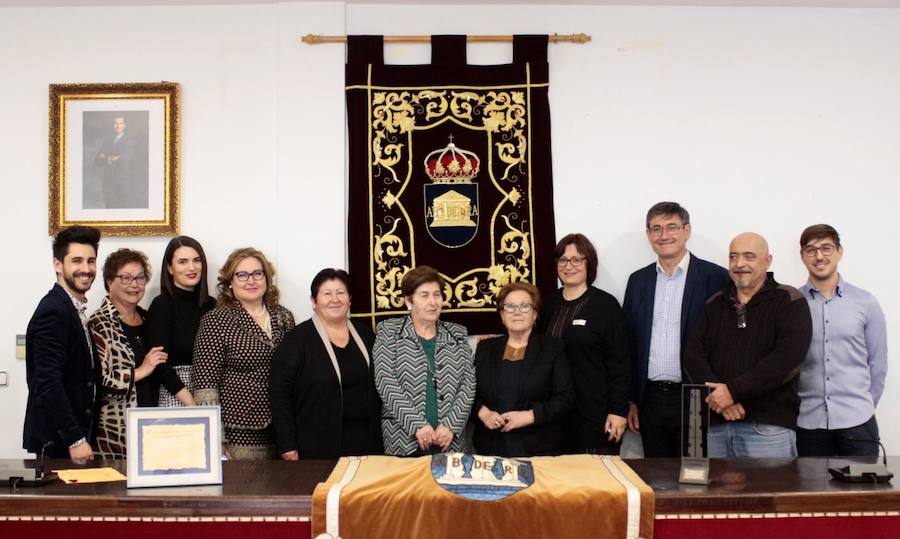 El Salón de Plenos estrena repostero hecho "por gente de Adra para Adra"