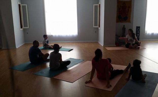 Yoga en Adra para celebrar el Día Mundial de la Salud