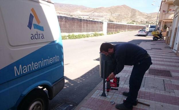 Servicios añade 50 papeleras nuevas para lograr que Adra luzca limpia