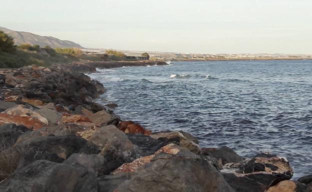 Los últimos temporales obligan a actuar en la costa de Adra «de forma inminente»