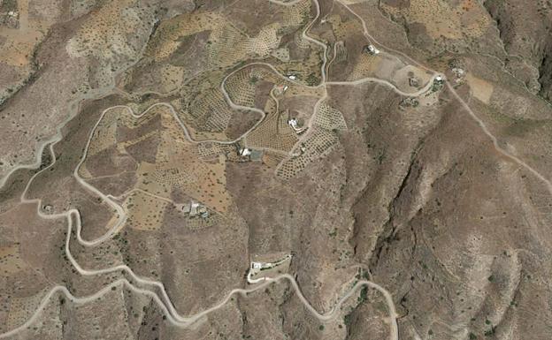 La carretera que conduce a El Trebolar renueva su firme «este mismo año»
