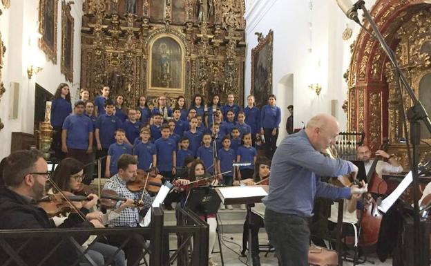El coro Pedro de Mena, protagonista en el último trabajo del maestro Michael Thomas