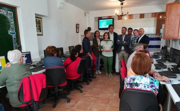 La barriada más antigua de Adra vuelve a estar 'conectada'