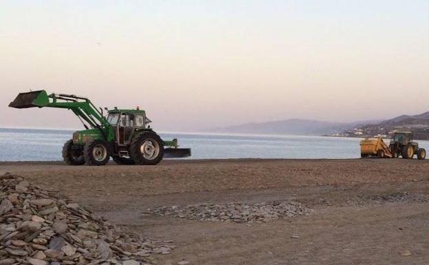 Costas inicia las obras de emergencia en las playas de Adra