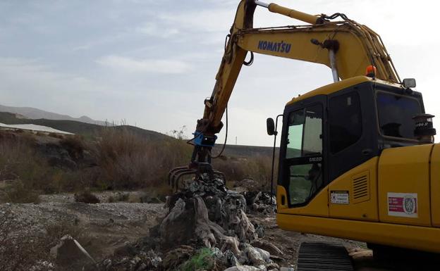 Medio Ambiente ultima una nueva limpieza del río Adra para «noviembre»