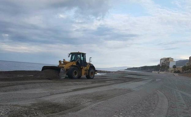 Comienza la puesta a punto de las playas de Adra