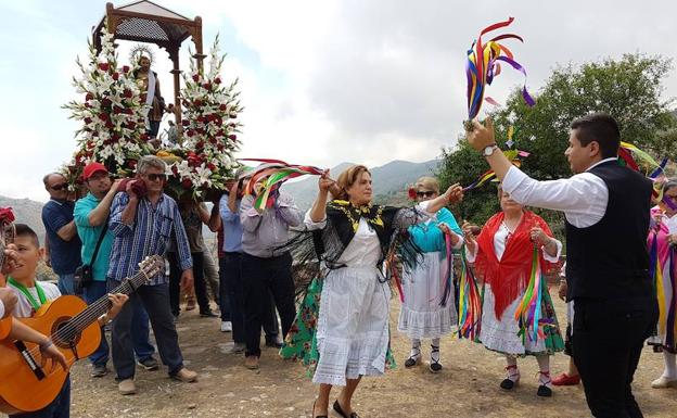 Mudanzas, trovos y robaos en las fiestas de Barranco Almerín