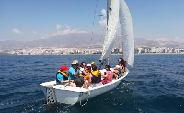 El Club Náutico de Adra 'bautiza' a 400 niños