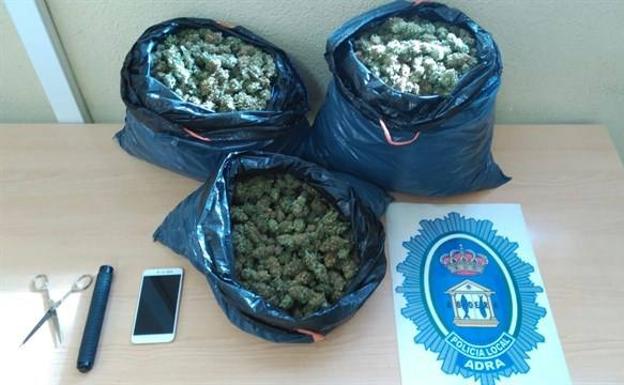 Un detenido en Adra al transportar 3,5 kilos de marihuana en su coche