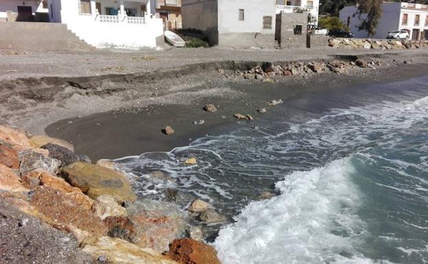 Ecologistas cuestiona de nuevo la utilidad de los espigones en la costa de Adra