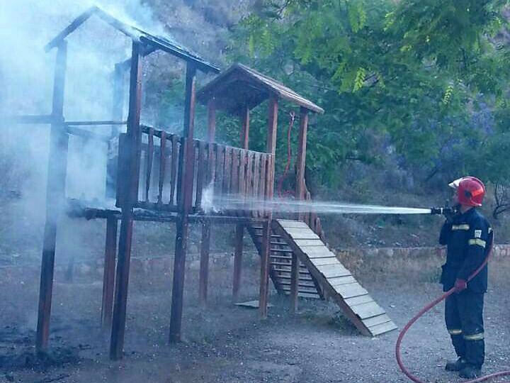 Arde el parque infantil de la Fuente de la Parrona