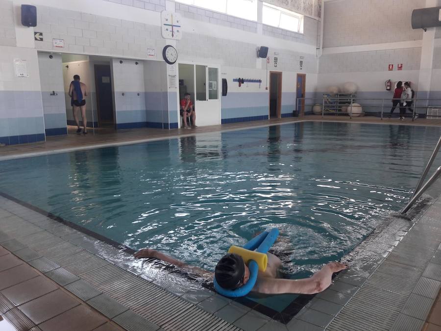 La plantilla de la Piscina Cubierta dice 'no' al cierre de la instalación