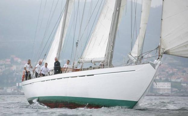 El Club Náutico recibe la visita de una embarcación de la Armada Española