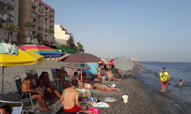 Adra inaugura este viernes la temporada de playa con barcas a pedales en San Nicolás