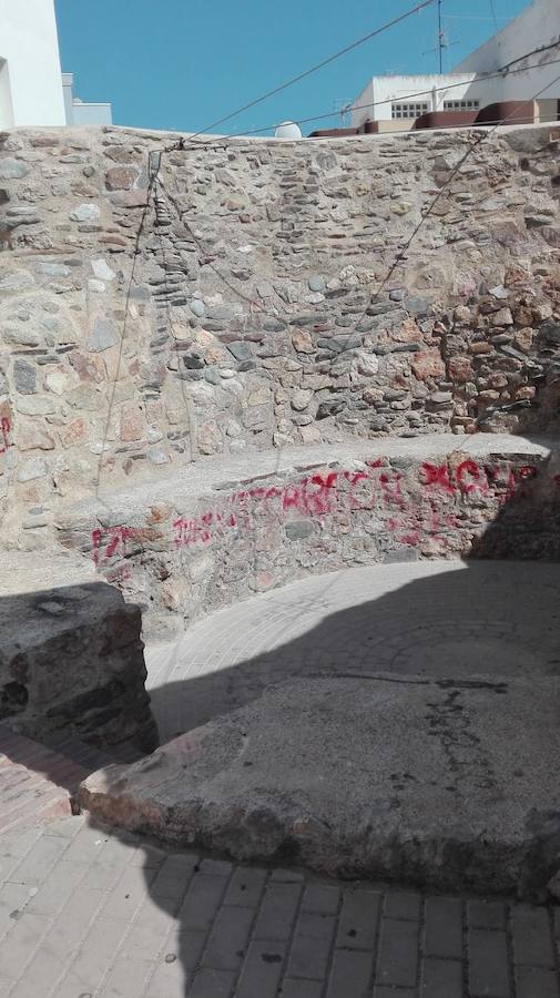 Cámaras de vigilancia para combatir los grafitis en la antigua muralla de Adra
