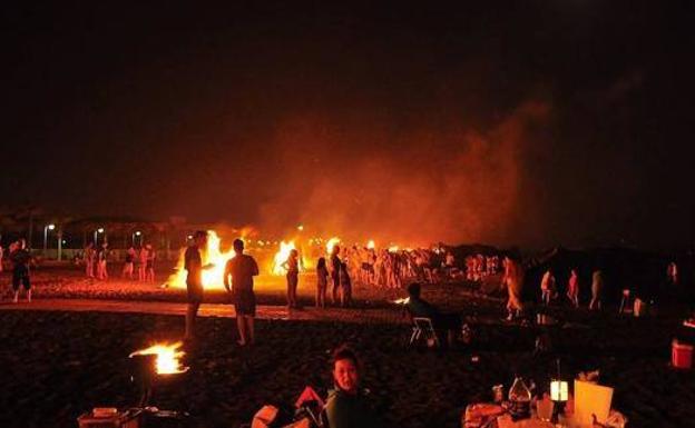 Adra permite hacer hogueras de San Juan en todas las playas, excepto en San Nicolás y El Censo