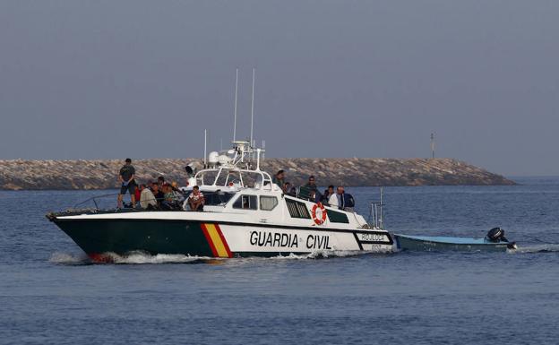 Encuentran el cadáver de un hombre flotando en el mar