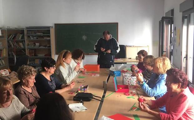 El taller de manualidades, una alternativa de ocio más para los mayores de Fondón
