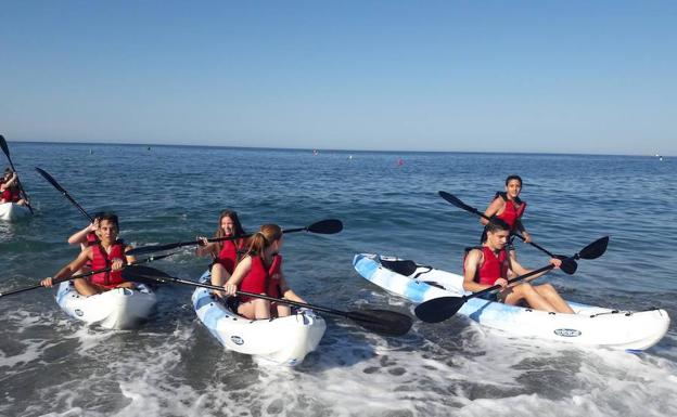 Adra invita a recorrer parte de su costa en kayak