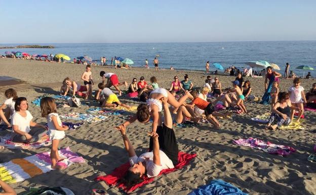 Las playas abderitanas, un enclave natural para practicar yoga en familia