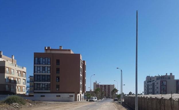 Renuevan la iluminación en la avenida Trafalgar de Adra, pendiente de asfaltar