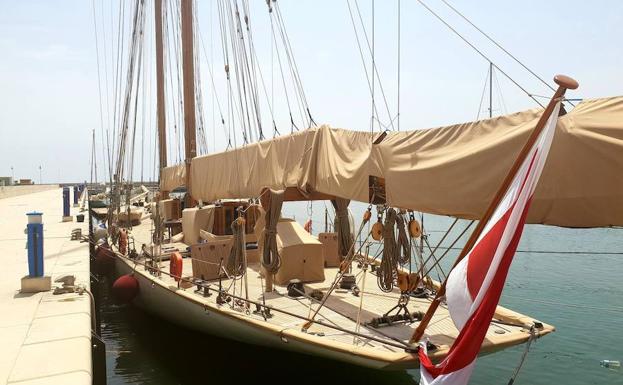 Un 'velero de cine' en el puerto deportivo de Adra