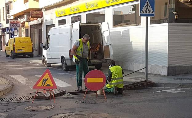 Servicios se anticipa a las lluvias y limpia las alcantarillas