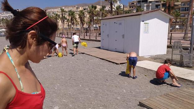 Adra lanza una campaña para alertar sobre la basura que acumula el Mediterráneo