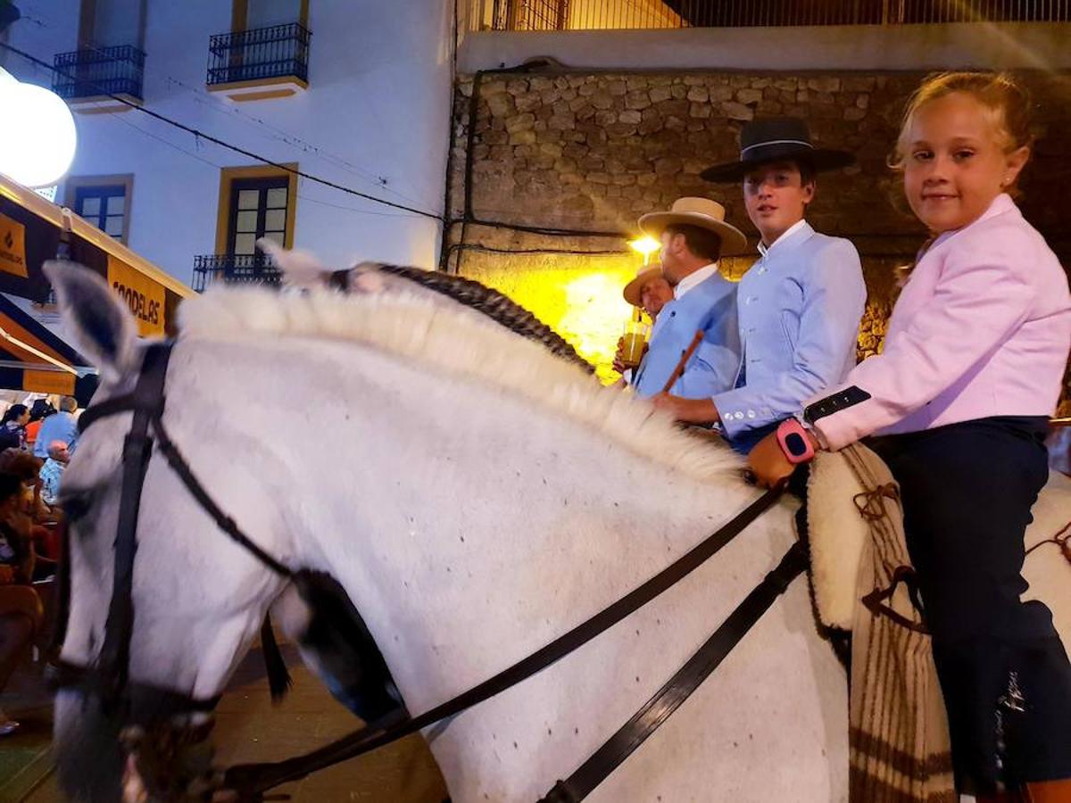 Desfile de gigantes, carrozas y caballos en la primera noche de feria en Adra