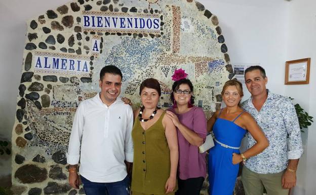 Entreamigos recupera un antiguo mosaico de acceso a Almería para decorar su caseta de feria
