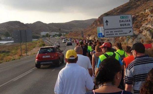 Tráfico habilita un arcén para los peregrinos de Dalías en la A-358 ante el estado de los senderos por las lluvias