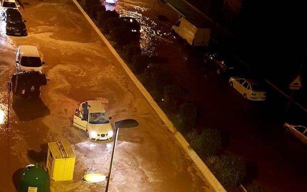 Una tromba de agua anega las calles de Adra