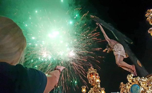 Dalías arropa al Cristo de la Luz en su desfile en procesión