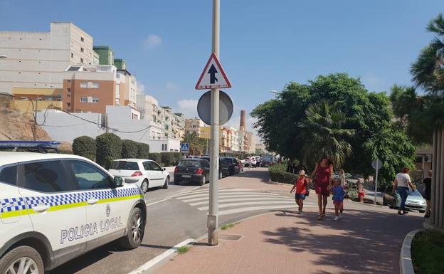 Adra se propone acabar con los «colapsos de tráfico» en las inmediaciones de los colegios
