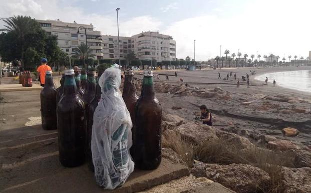 50 voluntarios retiran 500 kilos de basura del mar de Adra