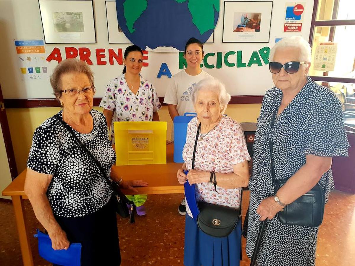 Los mayores abren las puertas de su casa en Adra