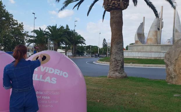 Adra recicla vidrio 'por ellas'